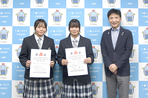 来訪者と市長が記念撮影した写真