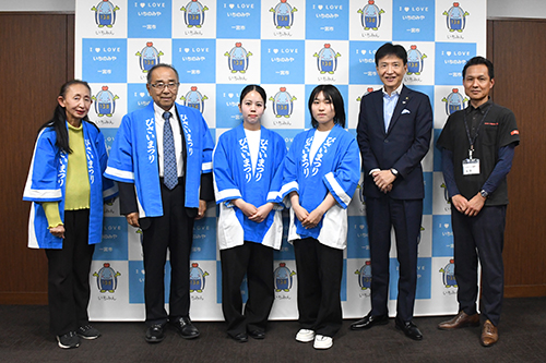 来訪者と市長が記念撮影した写真