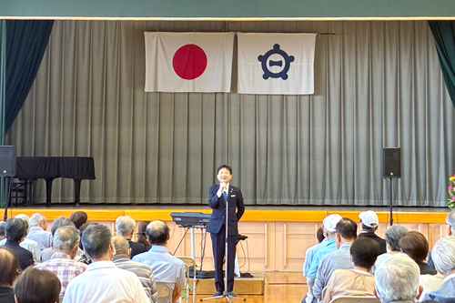 敬老会で、市長が参加者の皆さんに向かってあいさつしている様子の写真