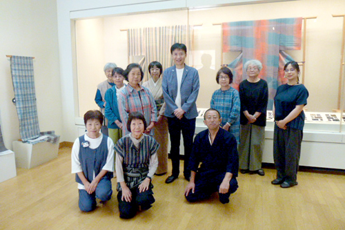 市長が関係者と共に展示の前で撮影した写真