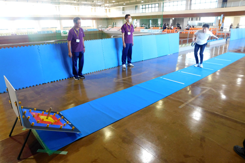 市長がニュースポーツの競技を体験している様子の写真