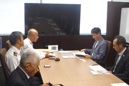 市長が説明を受けている様子の写真