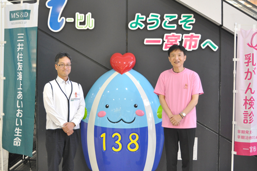 ピンクリボン運動を行い、市長が記念撮影した写真