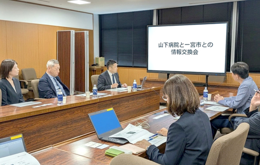 来訪者と市長の情報交換会の様子の写真