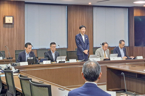 懇談会で市長があいさつしている様子の写真