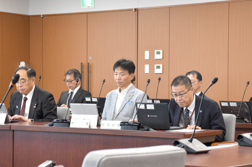市長が議会運営委員会に出席している様子の写真