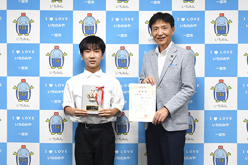 来訪者と市長が記念撮影している様子の写真