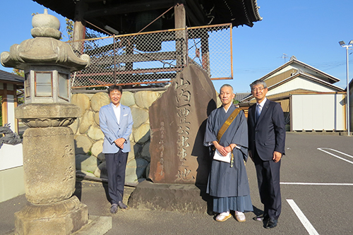市長が記念撮影している様子の写真