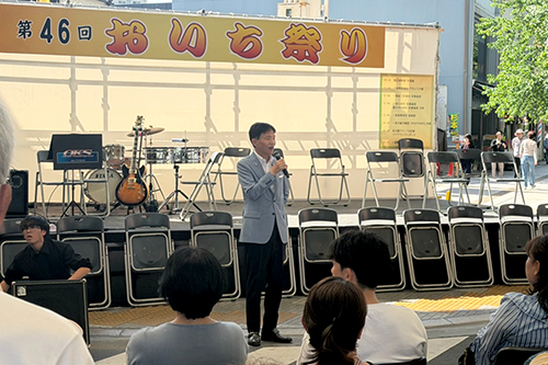 おいち祭りのステージ前で、市長があいさつしている様子の写真