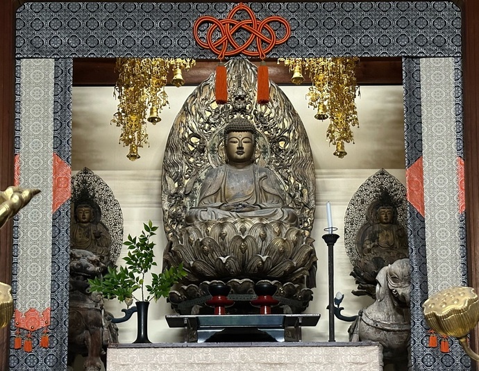 県指定有形文化財（彫刻）「木造釈迦󠄀如来及両脇侍坐像」