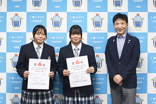 記念撮影の様子の写真